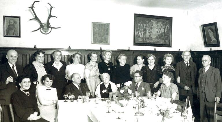 Feier des 80. Geburtstages von Klara Reiß (Mitte vorn) am 19.08.1952 in Marktbreit. Rechts von der Jubilarin ist der ehemalige Bürgermeister Adam Fuchs zu sehen, links ihr Hausarzt Dr. Schürger. Hinten, 2. und 3. v. r.: Ignaz Bolley und seine zweite Ehefrau Heinrike, 4.v.r.: Lina Schlegelmilch, bei der Klara Reiß nach dem Krieg wohnte. Feier des 80. Geburtstages von Klara Reiß (Mitte vorn) am 19.08.1952 in Marktbreit. Rechts von der Jubilarin ist der ehemalige Bürgermeister Adam Fuchs zu sehen, links ihr Hausarzt Dr. Schürger. Hinten, 2. und 3. v. r.: Ignaz Bolley und seine zweite Ehefrau Heinrike, 4.v.r.: Lina Schlegelmilch, bei der Klara Reiß nach dem Krieg wohnte.