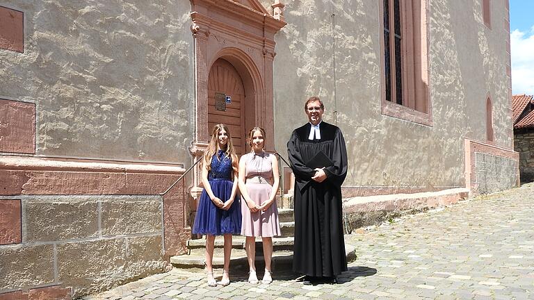 Pfarrer Oliver Englert mit Mia Ortlepp und Anna Schwab.