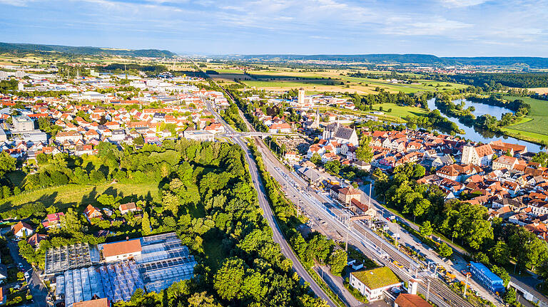 Die Stadt Haßfurt, wie sie sich heute präsentiert (die Luftaufnahme ist von 2021) ist zu einem guten Teil durch das langjährige Wirken von Altbürgermeister Rudi Eck geprägt.