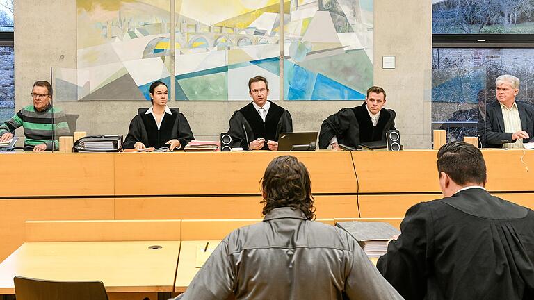 Der Prozess um versuchten Mord an junger Frau hat im Landgericht Würzburg begonnen. Auf der Anklagebank: ein Handwerker, der sie bei Arbeiten in ihrer Wohnung attackiert haben soll. Der Prozess um versuchten Mord an junger Frau hat im Landgericht Würzburg begonnen. Auf der Anklagebank: ein Handwerker, der sie bei Arbeiten in ihrer Wohnung attackiert haben soll.