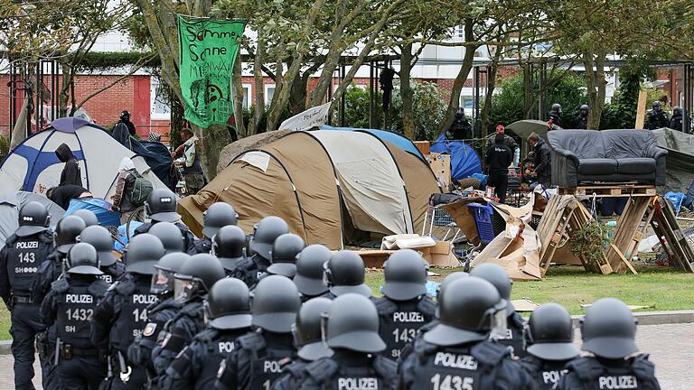 Punk-Protestcamp.jpeg       -  Behelmte Polizisten 2022 bei der freiwilligen Räumung des Punk-Protestcamps auf Sylt.