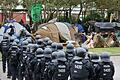 Punk-Protestcamp.jpeg       -  Behelmte Polizisten 2022 bei der freiwilligen Räumung des Punk-Protestcamps auf Sylt.