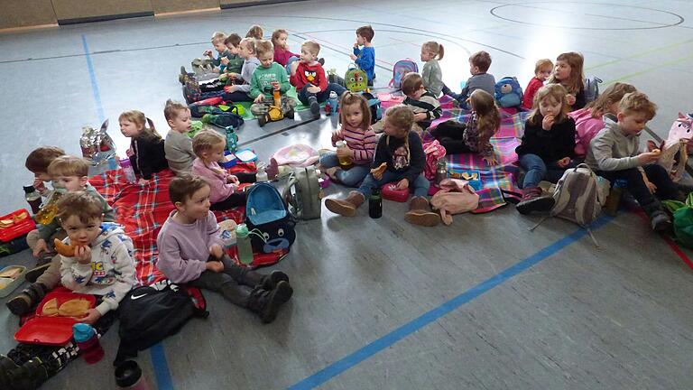 Picknick in der Turnhalle. Picknick in der Turnhalle.