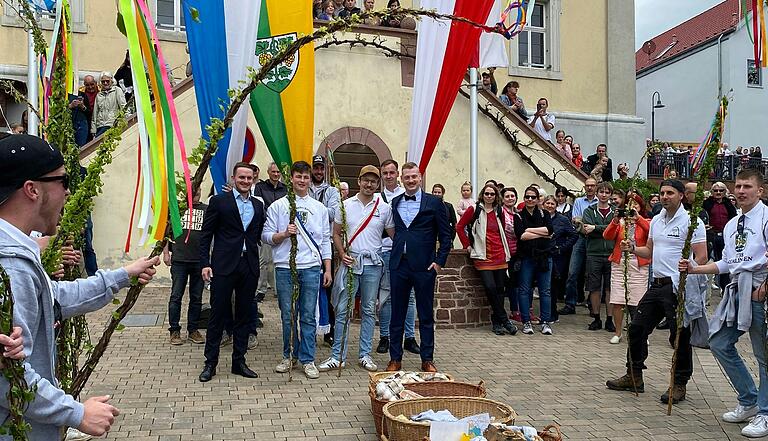 Per Losentscheid wurden in diesem Jahr der 'Sammler' Johannes Wehr (27) und der 'Läufer' Georg Bauer (17) bestimmt. v.l. Zweiter Eierlauf-Bürgermeister Adrian Stenke, Läufer Georg Bauer, Sammler Johannes Wehr, Eierlaufbürgermeister Luca Philipp.