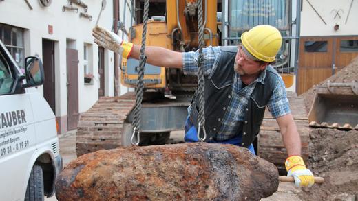 Bombenfund       -  Großaufgebot in Bergrheinfeld: Für die Entschärfung einer fünf Zentner schweren Fliegerbombe mussten hunderte von Menschen evakuiert werden.