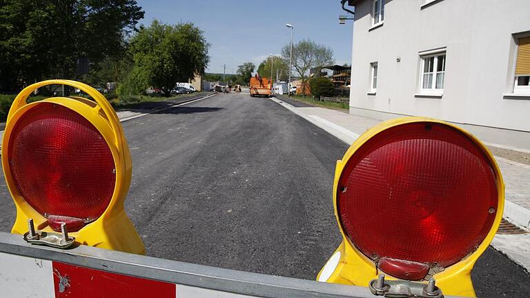 In den nächsten Tagen ist auch das letzten Teilstück der sanierten Staatsstraße am Ortsende von Stadtlauringen fertig, dann kann der Verkehr wieder ungehindert fließen. In den nächsten Tagen ist auch das letzten Teilstück der sanierten Staatsstraße am Ortsende von Stadtlauringen fertig, dann kann der Verkehr wieder ungehindert fließen.