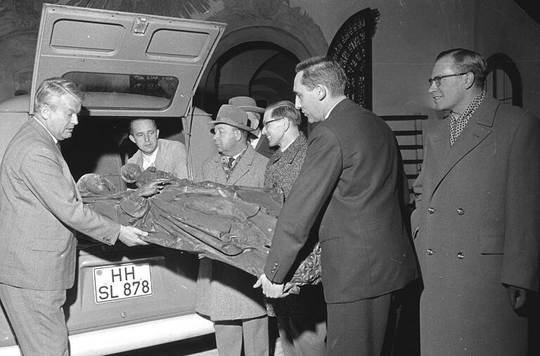 Die Gottesmutter kommt per Lieferwagen: 'Stern'-Chefredakteur Henri Nannen (links) legt selbst Hand an beim Rücktransport Madonnenfigur nach Volkach. Die Gottesmutter kommt per Lieferwagen: 'Stern'-Chefredakteur Henri Nannen (links) legt selbst Hand an beim Rücktransport Madonnenfigur nach Volkach.