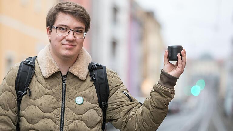 Simon Niedermeyer aus Würzburg hat mit seinem Bluetooth-Lautsprecher spontan gegen die Corona-Leugner-Gruppe 'Eltern stehen auf' demonstriert&nbsp;– ein Video davon ging viral.