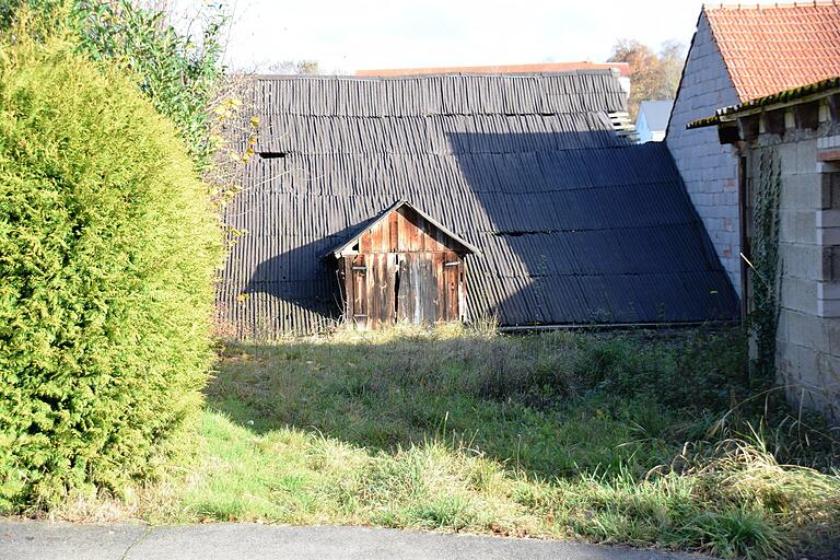 Ziemlich marode wirkt die Scheune am neuen Bauhüttengelände in Obbach, hier vom Dorfgraben aus gesehen.