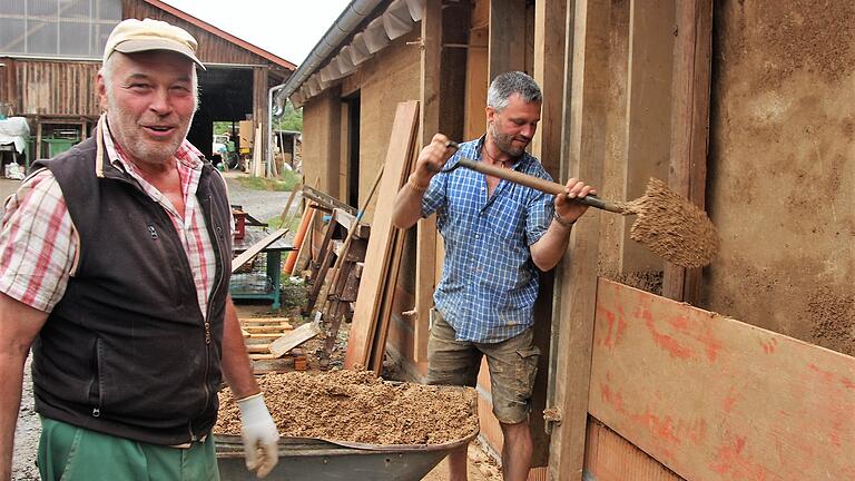 Vater und Sohn als Team: Hier arbeiteten Hans und Martin Schleyer Mitte 2022 an der Außenmauer des Bioladens. Sie füllten das Lehm-Blähglas-Gemisch in die Verschalung.