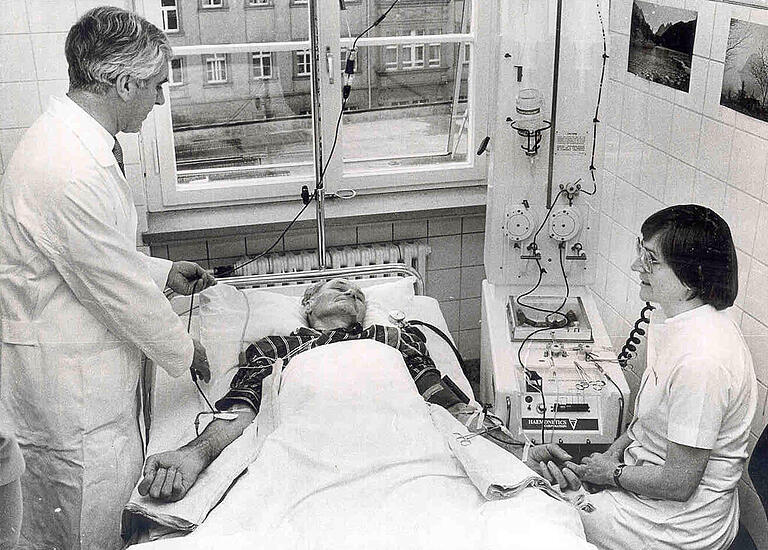 Das Bild aus den 1980er Jahren zeigt Prof. Dieter Wiebecke¸ den damaligen Leiter der Abteilung für Transfusionsmedizin, bei der Durchführung einer Plasmapherese.