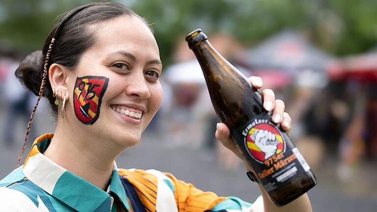 Große Feier in Ermershausen am Sonntag anlässlich des 975. Geburtstages von der kleinste Gemeinde in Unterfranken. Melanie Flachsenberger hält stolz '975er Rebellhell' Bier zur Feier. Geschminkt wurde sie von Luisa Mai.