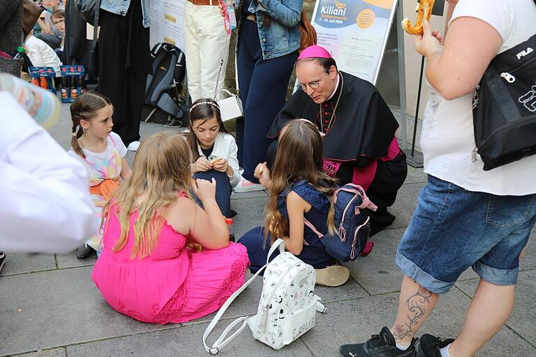 Auf dem Kiliansplatz gab es im Anschluss an den Gottesdienst Brezeln und Schorlen.