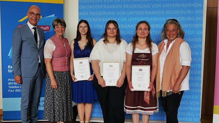 Die Absolventinnen in den Berufen Hauswirtschaft aus dem Landkreis Kitzingen. Von links: Regierungsvizepräsident Jochen Lange, BBV-Kreisbäuerin Anette vom Berg-Erbar, Vanessa Freimann aus Marktbreit, Patricia Rehmer aus Kitzingen, Katharina Knott aus Kitzingen und die stellvertretende Kitzinger Landrätin Doris Paul.