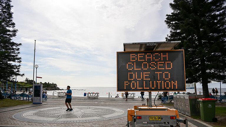 Strand in Sydney schließt wegen 'mysteriöser Kugeln'       -  Australische Behörden untersuchen rätselhafte schwarze Kugeln, die an mehreren Stränden Sydneys angespült wurden.