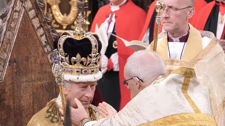 König Charles III. - Wackelt da auch nichts? Charles mit seiner Krone. (Archivbild) König Charles III. - Wackelt da auch nichts? Charles mit seiner Krone. (Archivbild)