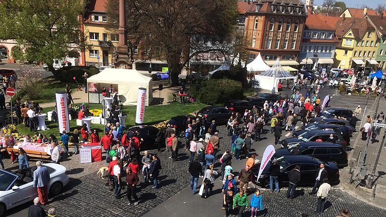 Kitzinger Frühling - Seit gut einer Stunde läuft in Kitzingen der Kitzinger Frühling. Die Stadt wird langsam voll. Kitzinger Frühling - Seit gut einer Stunde läuft in Kitzingen der Kitzinger Frühling. Die Stadt wird langsam voll.