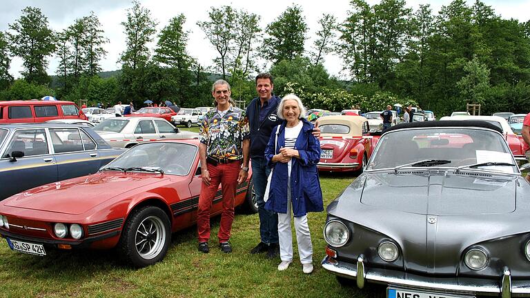 Raritäten: Der VW SP 2, eine Spezialanfertigung für Brasilien brachte Thomas Hahn mit zur Ausstellung, seine Mutter Barbara Hahn den Karmann Ghia 34 (rechts), von dem es nur noch drei Exemplare gibt, in der Mitte steht Vereinsvorsitzender Tobias Schuldes.