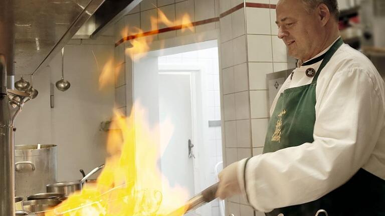 Küchenchef Joachim Schwab von Schwab’s Landgasthof in Schwarzach ist wie viele seiner Kollegen auch im Lockdown am Herd in Aktion.