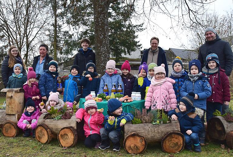 Frisches Obst, Gemüse und Milch erhalten die Brebersdorfer Kindergartenkinder aus dem EU-Schulprogramm: (hinten von links) Kinderpflegerin Franziska Mucha, Kindergartenleiterin Gudrun Hofmann-Dees, ÖMR-Managerin Anja Scheurich, Bio-Direktvermarkterin Petra Sandjohann und Bio-Landwirt Benedikt Karg.