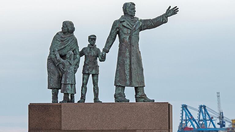 Eine Bronzeplastik einer jungen Familie steht als Auswandererdenkmal an der Wesermündung in Bremerhaven (Bremen). Über Bremen sind zum Ende des 19. und zu Beginn des 20. Jahrhunderts eine große Anzahl von Europäern in die Neue Welt aufgebrochen.