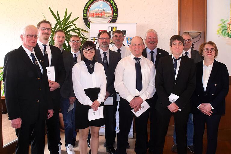 Beim Jahrtag der Siebenervereinigung gab es einige Neuaufnahmen (von links):&nbsp; Erich Schirmer, Markus Stadelmann, Jochen Zeller, Uli Endres, Simone Klink, Harald Döhler, Claus Merz, Werner Herbst, Reinhard Streng, Markus Englert, Ludwig Weber und Uta Kubaschek-Arz.