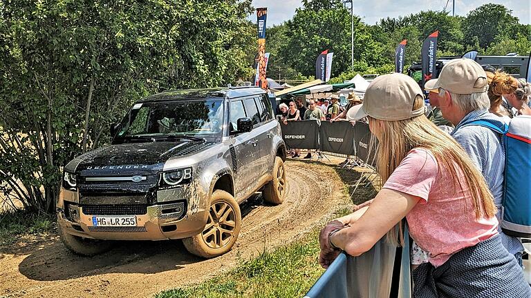 Fahrten auf dem Test-Parcours gehören zu den Attraktionen der Offroad-Messe 'Abenteuer & Allrad'. Fahrten auf dem Test-Parcours gehören zu den Attraktionen der Offroad-Messe 'Abenteuer & Allrad'.