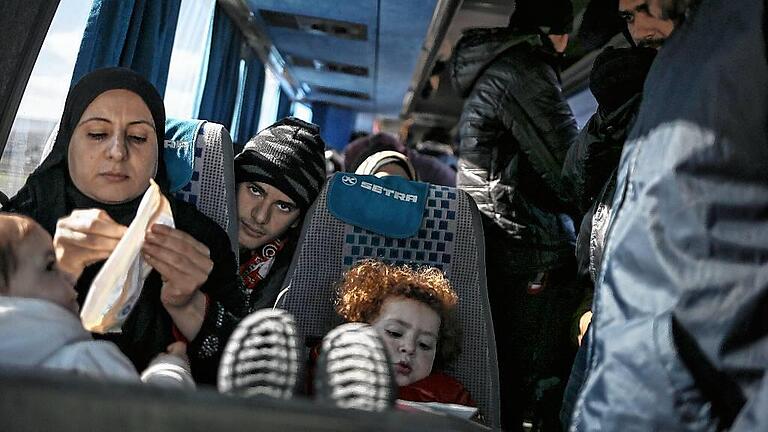 Refugees near the Greek-Macedonian border       -  Jede Woche kommt ein Bus mit Flüchtlingen im Landkreis Würzburg an. Doch Landrat Nuß weiß nicht, wo er die Menschen noch unterbringen soll.