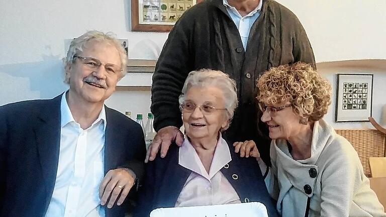 100. Geburtstag im Hause Maar - (ach) Eingerahmt von ihren drei Kindern feierte Johanna Maar aus Schweinfurt ihren 100. Geburtstag. Autor und Sams-Erfinder Paul (78) aus Bamberg, Bernd (73) aus Freyburg-Unstrut und Barbara (59) aus Schweinfurt (von links) gratulierten der Mutter, die ihren Festtag so begann wie jeden anderen Tag auch: mit dem ausgiebigen Studium ihrer Tageszeitung. 100. Geburtstag im Hause Maar - (ach) Eingerahmt von ihren drei Kindern feierte Johanna Maar aus Schweinfurt ihren 100. Geburtstag. Autor und Sams-Erfinder Paul (78) aus Bamberg, Bernd (73) aus Freyburg-Unstrut und Barbara (59) aus Schweinfurt (von links) gratulierten der Mutter, die ihren Festtag so begann wie jeden anderen Tag auch: mit dem ausgiebigen Studium ihrer Tageszeitung.