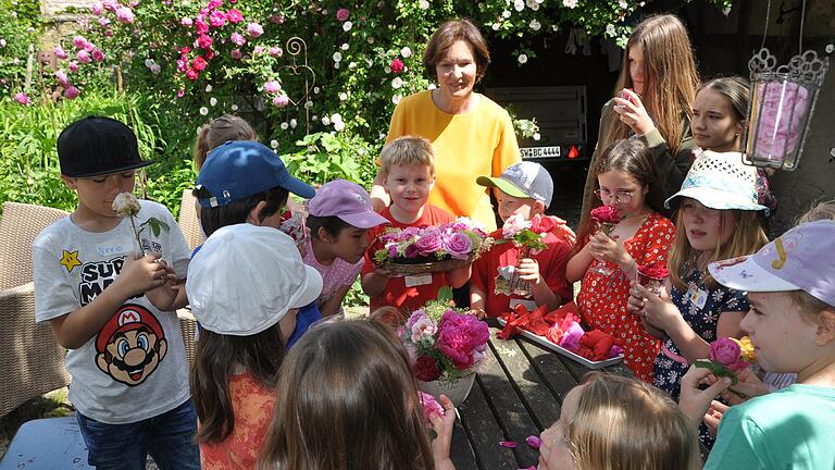 Süße Stunden im Rosengarten verbrachten die Kinder bei Christine Bender. Süße Stunden im Rosengarten verbrachten die Kinder bei Christine Bender.