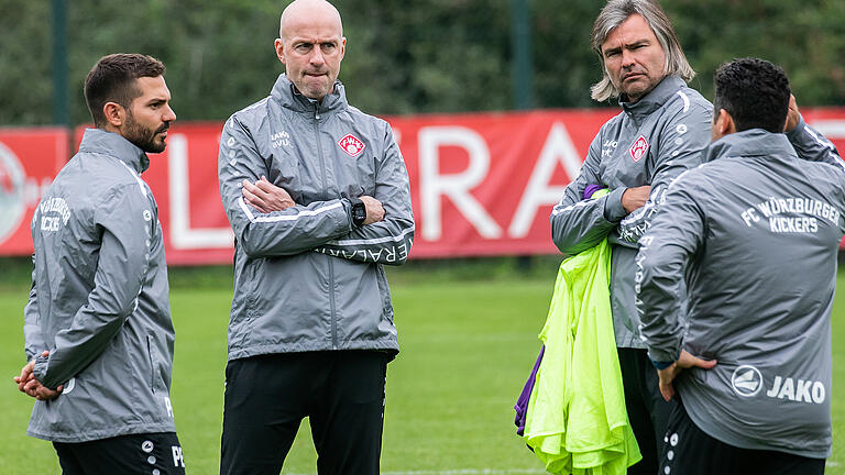 Der neue Chef-Trainer des FC Würzburger Kickers, Marco Antwerpen (2.v.l), mit Mitgliedern seines Trainerteams. Der neue Chef-Trainer des FC Würzburger Kickers, Marco Antwerpen (2.v.l), mit Mitgliedern seines Trainerteams. 
