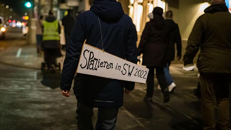 Ende 2021 und Anfang 2022 zogen etliche Menschen bei nicht angemeldeten Demonstrationen gegen die Corona-Politik - getarnt als 'Spaziergänge'- durch die Schweinfurter Innenstadt.