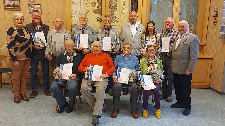 Der VdK Ortsverein Bischbrunn ehrte langjährige Mitglieder (links Vorsitzende Sylvia Bauer), rechts der stellvertretende Kreisvorsitzende Anton Breitenbach.