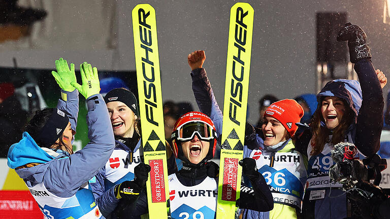 dpa_5FACC200C64799A2.jpg       -  Und wieder Edelmetall: Nach drei Goldmedaillen holte Katharina Althaus (Mitte) auf der Großschanze in Planica WM-Bronze.