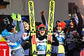 dpa_5FACC200C64799A2.jpg       -  Und wieder Edelmetall: Nach drei Goldmedaillen holte Katharina Althaus (Mitte) auf der Großschanze in Planica WM-Bronze.