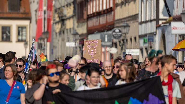 Auf Transparenten teilten die Teilnehmerinnen und Teilnehmer ihre Botschaften.