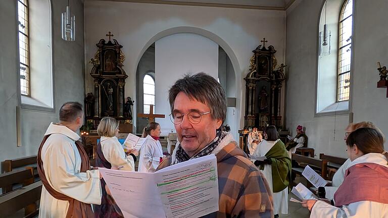 Pastoralreferent Bernhard Hopf studiert mit der Performancegruppe das Programm für das All-In ein.       -  Pastoralreferent Bernhard Hopf studiert mit der Performancegruppe das Programm für das All-In ein.