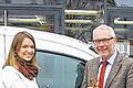 Sprache macht Schule: Schulleiter Frank Kubitza zeigte sich sehr erfreut darüber, dass Caroline Moisan mit dem France-Mobil ans Jack-Steinberger-Gymnasium gekommen war.