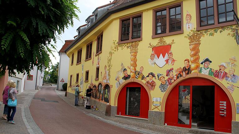 Im 'Haus der Fastnacht' in Veitshöchheim ist auch die Geschäftsstelle des Fastnacht-Verband Franken untergebracht. Im 'Haus der Fastnacht' in Veitshöchheim ist auch die Geschäftsstelle des Fastnacht-Verband Franken untergebracht.