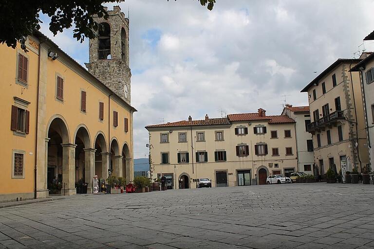Der leere Marktplatz von Bibbiena. Der leere Marktplatz von Bibbiena.