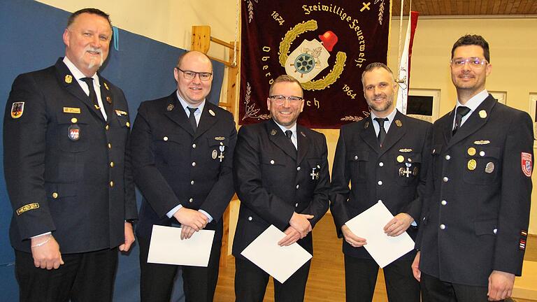 Kreisbrandinspektor Michael Krieger (links) und Obervolkachs Feuerwehrkommandant Tobias Feuerbach (rechts) zeichneten Martin Seufert, Christoph Gremler und Stefan Bedenk (von links) mit dem Ehrenzeichen für 25 Jahre Dienstzeit aus.