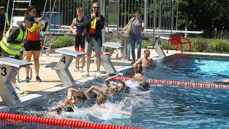 Der Schwimmstart des dritten Rennens für die Schüler B beim Swim and Run im Karlstadter Freibad.