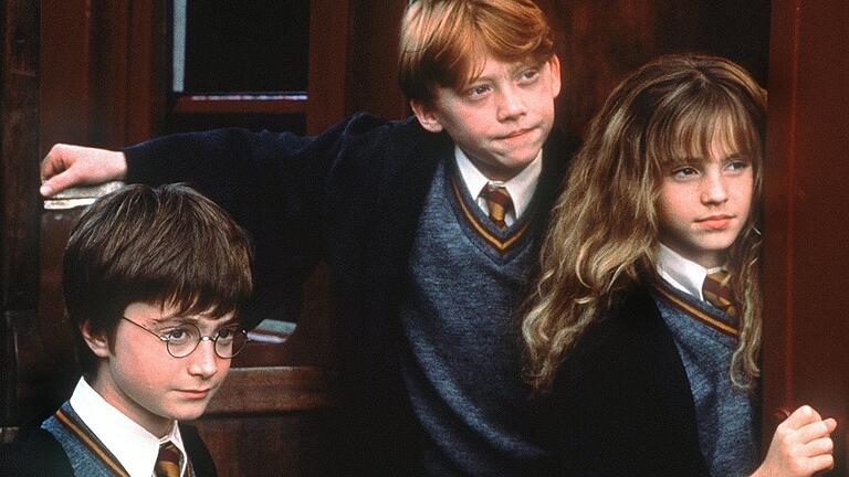 Harry Potter - Supermodel für Schuluniform       -  Harry Potter (Daniel Radcliffe), Ron Weasley (Rupert Grint) und Hermine Granger (Emma Watson) im Kinofilm &bdquo;Harry Potter und der Stein der Weisen&rdquo; an der Tür zu Hogwarts, der Schule für Zauberkunst.