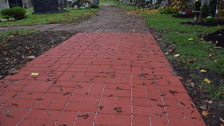 Das neue Pflaster auf den Hauptwegen im Gemündener Friedhof wird in diesem Jahr fortgeführt. Das neue Pflaster auf den Hauptwegen im Gemündener Friedhof wird in diesem Jahr fortgeführt.