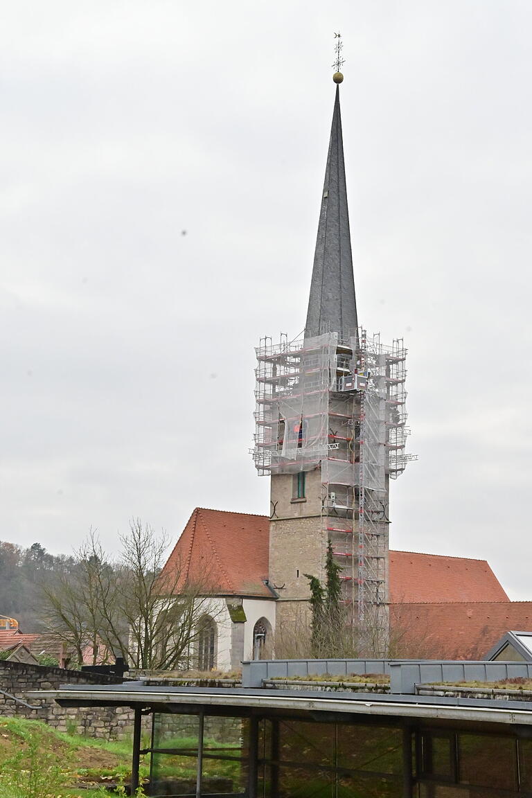 Im 75 Meter hohen Kirchturm von St. Peter und Paul erklang bis zum 2. Weltkrieg ein außergewöhnlich schönes Glockenspiel. Dies ist nun auf der Homepage der Gemeinde zu hören. Im 75 Meter hohen Kirchturm von St. Peter und Paul erklang bis zum 2. Weltkrieg ein außergewöhnlich schönes Glockenspiel. Dies ist nun auf der Homepage der Gemeinde zu hören.