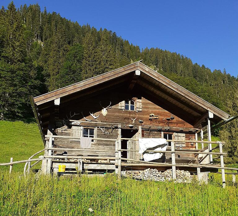 Die Feuersingeralm bei Schwaz in Tirol war die Bleibe für den Erich Walter als Almhirte auf Zeit. Rundherum gibt es viel Natur.