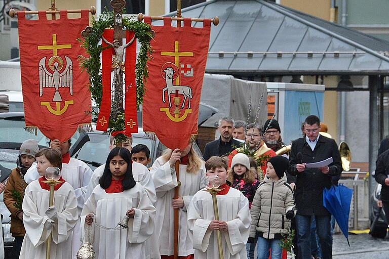 Zahlreiche Gläubige beteiligten sich an der Palmprozession, die von der Karmelitenkirche über den Marktplatz zur Stadtpfarrkirche führte.