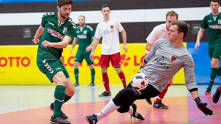 Der Großbardorfer Dominik Zehe (links) scheitert an Rottendorfs Torwart Peter Trappschuh. Die Grabfeld-Gallier scheiterten im Halbfinale des Lotto Bayern Hallencup am unterfränkischen Meister. Der Großbardorfer Dominik Zehe (links) scheitert an Rottendorfs Torwart Peter Trappschuh. Die Grabfeld-Gallier scheiterten im Halbfinale des Lotto Bayern Hallencup am unterfränkischen Meister.