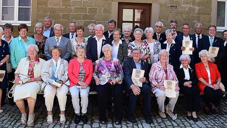 Kronjuwelen- und Gnadenkonfirmation gefeiert       -  (rtr)   Ihren Lebens- und Glaubensbaum betrachteten die Abtswinder Jubelkonfirmanden bei ihrem Treffen in der St. Marienkirche. Pfarrerin Beate Krämer erzählte vom Gärtner Jesus, der die Bäumchen gerade in Zeiten der Dürre pflege. Aus nah und fern hatten sich eingefunden vom Konfirmationsjahrgang 1943 (Kronjuwelenkonfirmation, vorne rechts) Elisabeth Arndt und Martha Senft, vom Konfirmationsjahrgang 1947 (Gnadenkonfirmation, 3. und 4. vorne rechts) Fritz Elflein und Luise Schwanfelder, von den Konfirmationsjahrgängen 1952 und 1953 (Eiserne Konfirmation) Robert Reisenleiter, Erika Krämer, Elsbeth Senft, Heinrich Burlein, Siegfried Huscher, Helmut Koos, Christa Schramm, Marianne Grümpel, Ingrid Schneider und Anna Sauerbrey, von den Konfirmationsjahrgängen 1957 und 1958 (Diamantene Konfirmation) Leonhard Brenner, Waltraud Grugel, Rosemarie Schirmer, Marianne Wendel, Waltraud Dietrich, Hans Strobel, Konfrad Engel und Monika Brenner, von den Konfirmationsjahrgängen 1967 und 1968 (Goldene Konfirmation) Heinrich Patzolt, Hans-Martin Schilling, Elisabeth Herrmann, Adelheid Schreiner, Getraud Tallner, Wilhelm Bohn, Alfred Schwanfelder, Rudolf Tallner und Anneliese Röder. Im Bild außerdem: Pfarrerin Beate Krämer und Kreuzträgerin Michelle Mix.