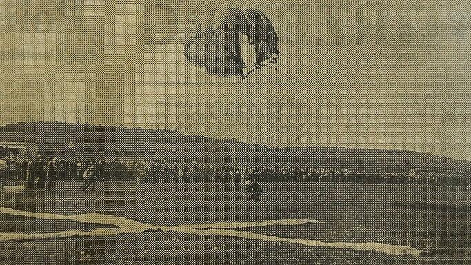 Flugtag 1968 auf dem Saupurzel bei Karlstadt: Fallschirmspringer des Schweinfurter Aero-Clubs bei der Landung in der Nähe des Zielkreuzes. Die Schirme waren noch nicht so gut steuerbar wie die heutigen.